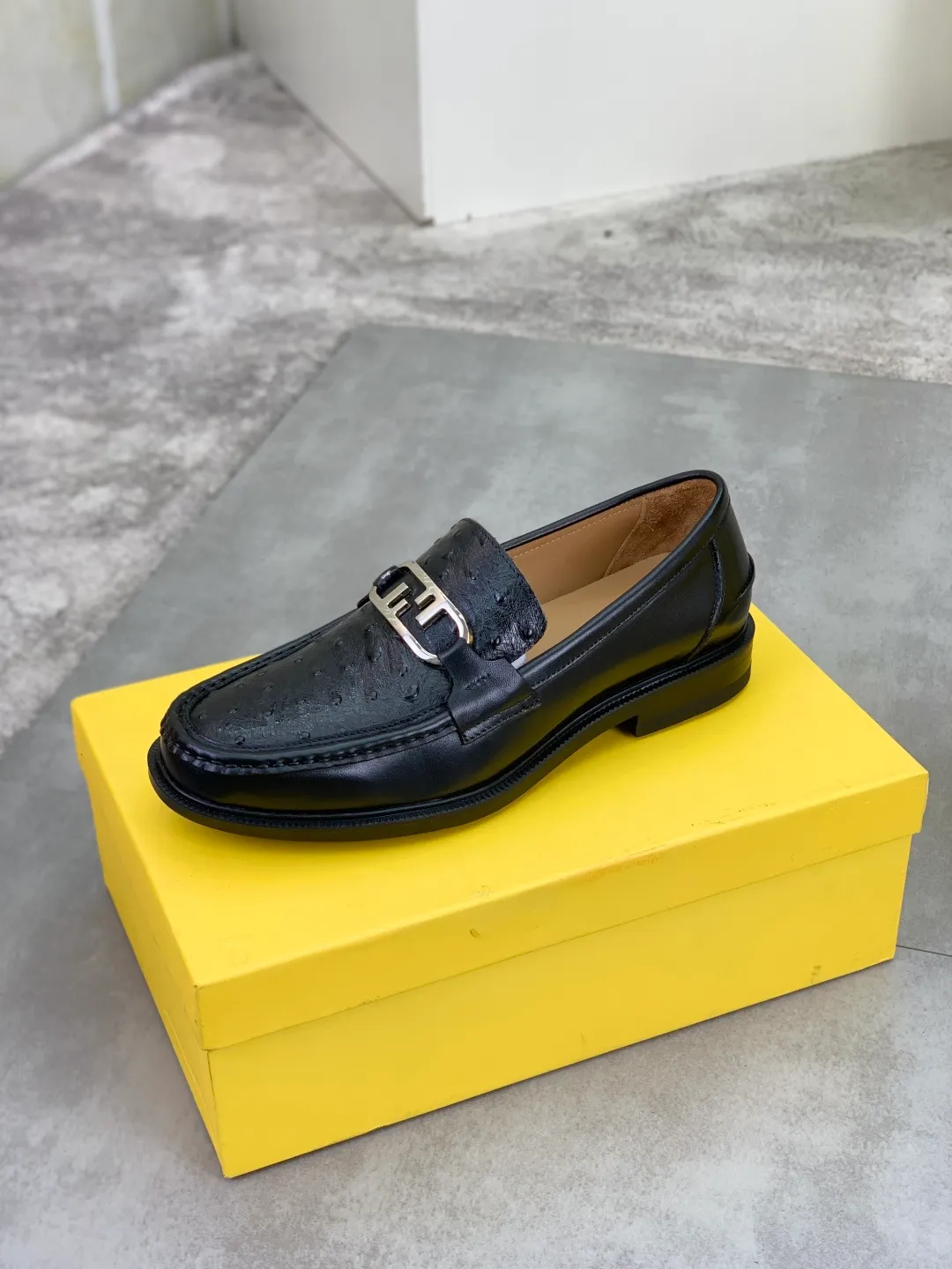 ​Men's shoes 💰P480💰[New model] Water dyed cowhide 🆘 The latest FENDI (Fendi) new casual leather shoes 🕶️🕶️Simple routing effect, showing an elegant and cool driving shoe 🎬Made of Italian 🇮🇹 imported calfskin + first-layer water-dyed cowhide lining🐂Excellent material🎬Detailed workmanship 🤗Comfortable foot feel➰➰. ​Pair it with any outfit to show your taste and temperament, low-key luxury ♻️Design ​simple and elegant ​noble and fashionable 🍃​Very loved and favored by trendy men 💓❤️Size: 38-44 Black available